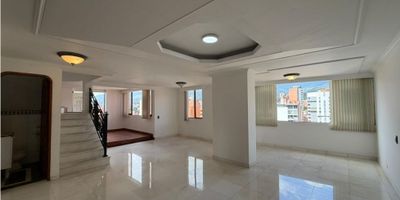 VENTA Y ARRIENDO PENTHOUSE DUPLEX - LAURELES

Área 187 mts2 aproximadamente 

Cuenta con 4 alcobas, habitación de servicio con baño, baño social, cocina integral cerrada, sala, comedor, zona de ropa. Tiene 2 parqueaderos, cuarto útil.

Edificio con zonas comunes, portería 24 horas.

INMOBILIARIA J URIBE LAURE
