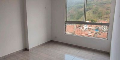 Se vende apartamento en Unidad Tierra Linda campestre – Bello, piso 17 de 55m² distribuidos en: sala comedor, cocina integral, zona de ropas, ventanal, un baño y dos habitaciones con un closet y un Vestier. Estrato 2.

El inmueble destaca por sus buenos acabados modernos, buen espacio y buena iluminación. Está ubicado en un sector amigable, cerca a Centro comercial Parque Fabricato, Mirador maka, Estación Metro Madera, entre otros establecimientos cercanos.

Este apartamento en Unidad Tierra Linda campestre esta a la venta por $288.000.000.