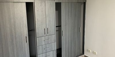 Venta de hermoso y moderno apartamento en Bochalema, sector cercano a zona de comercio cómo Dollarcity, calle 48, Smartfit y demás.

Piso: 9no con vista externa hacia humedal. Cuenta con excelente presencia de brisa, sombra y conexión con la naturaleza.

Cuenta con:
 Sala comedor
Cocina moderna
Zona de oficio 
Buen balcón
2 habitaciones más opciones de tercera
2 Baños: social y el de habitación principal.

Administración: 250.000
Precio: 225.000.000 negociables.