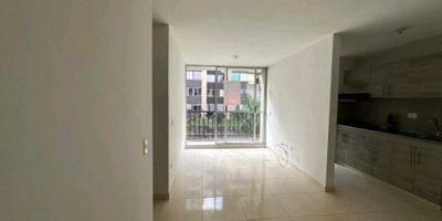 Este hermoso apartamento de 52 M2, con una ubicación privilegiada en la ciudad de Medellín, es ideal para aquellos que buscan comodidad, seguridad y calidad de vida. Ubicado en el departamento de Antioquia, este inmueble cuenta con un área de terreno, construida y privada de 52 M2, distribuidos estratégicamente para aprovechar al máximo su espacio.

En su interior, podrás encontrar 3 cómodas alcobas y 2 baños completos, perfectos para la comodidad de toda la familia. Además, este apartamento es ideal para aquellos que no quieren separarse de sus mascotas, ya que admite su presencia en el inmueble.

Entre sus características internas, podrás disfrutar de armarios empotrados en cada habitación, lo que te brindará una gran capacidad de almacenamiento. Además, cuenta con un balcón que te permitirá disfrutar de agradables vistas y una brisa fresca en cualquier momento del día.

Otra de las ventajas de este apartamento es que cuenta con un baño auxiliar para la comodidad de tus invitados y un baño en la habitación principal, lo que te brindará mayor privacidad. La barra estilo americano en la cocina es perfecta para compartir momentos con tus seres queridos mientras cocinas. Además, cuenta con calentador, clósets, y una cocina integral equipada con todo lo necesario.

En sus características externas, este apartamento se encuentra en un acceso pavimentado y en una urbanización cerrada con vigilancia las 24 horas, para brindarte la seguridad que buscas. También cuenta con un área social, ideal para realizar eventos y reuniones con tus vecinos y amigos.

La cercanía a la zona urbana de la ciudad de Medellín te permitirá acceder a una amplia oferta de colegios y universidades de prestigio. Además, podrás encontrar parques cercanos, perfectos para disfrutar de la naturaleza y realizar actividades al aire libre. También cuenta con piscina, portería/recepción, salón comunal y zonas deportivas, para brindarte una vida llena de comodidades y ent