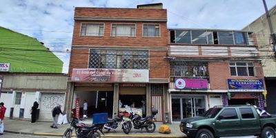 Se arrienda  local de 140m2 ubicado en una zona residencial con cómodas vías de acceso. Es en un segundo piso cuenta con dodega, una pequeña oficina y un baño. Y con espacios ideales para su negocio. Situado cerca de colegios, universidades, supermercados y centros comerciales, este inmueble en administración ofrece un entorno perfecto para tu negocio. No pierdas la oportunidad de establecerte en esta zona comercial de gran afluencia. Contáctanos al 3208554119 para más información.