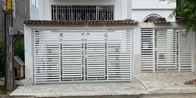 SE VENDE CASA UNIFAMILIAR DE 7 NIVELES PRADOS DEL LIMONAR

Area terreno 160 mt2

Area construida 500 mt2

Parqueadero 2 carros en sotano con puerta electrica

Nivel 1. sala comedor, cocina integral, baño social patio

Nivel 2. Sala amplia

Nivel 3. 3 habitaciones con closet, baño de habitaciones.

Nivel 4. Salon de television con Balcon, Sala amplia con Balcon

Nivel 5. Habitacion principal, con closet, baño con Jacuzzi, Balcon.

Nivel 6. Salon de television con Balcon, Sala amplia con Balcon.

Nivel 7. Terrazas , habitacion de servicio con baño, lavadero.



Precio : $900.000.000 Negociable