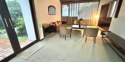 INF:. FLOR JIMENEZ. Amplia casa esquinera con 519 metros cuadrados de construida y 920 metros de lote, rodeada de jardines, con amplios y cómodos espacios para adecuar cualquier tipo de negocio debido a su ubicación privilegiada y múltiples vías de acceso, cuenta con sala, comedor, estudio, estar, 7 habitaciones, cuarto y baño de servicio, cocina y amplios ventanales donde entra el sol directo por su ubicación sobre carrera.