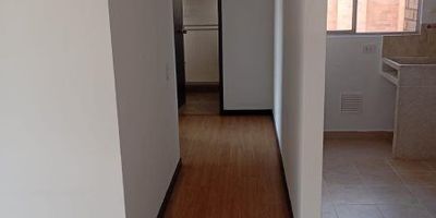 Apartamento en piso alto con una hermosa vista hacia Rionegro. Dispone de dos alcobas con clóset, un baño completo, sala comedor con buena iluminación, cocina funcional, zona de ropas y balcón. Incluye parqueadero cubierto. Ubicado en el sector Los Colegios, con excelente acceso a universidades, a la Clínica Somer y a transporte.