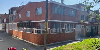 Hermosa casa esquinera de 240m2 de construcción, dos pisos con cinco alcobas, tres baños, sala comedor amplia, pisos de mármol y cerámica, cocina independiente, espacio para cuatro carros, jardín, buena iluminación, terraza para tender la ropa y una excelente ubicación a una cuadra de la esperanza, cerca del aeropuerto. Ideal para familia, en un barrio muy tranquilo y en un excelente estado. También puede ser una buena inversión de valorización, a un precio imperdible y negociable. ESCUCHAMOS OFERTAS.