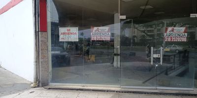 se alquila excelente local esquinero, sobre via principal, con un area 420 mts, doble altura,  iluminado  ventilado, con vitrina, ideal  para concesionarios de vehículos, y motos, supermercados, almacén de ropa, ferreterías, bodegaje, cerca de supermercados, centro comerciales, restaurantes, cerca via aeropuerto, cerca de estación del mio, buen transporte,