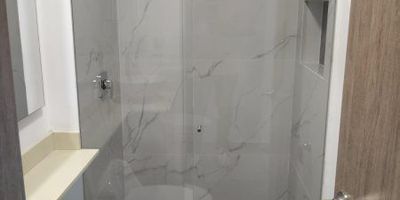 Buscas un hogar que te ofrezca comodidad, estilo y una ubicación privilegiada? Descubre este impresionante apartamento en el exclusivo barrio de DITAIRES, Itagüí. Con 73 m² de espacios amplios y luminosos, este refugio urbano te brindará una experiencia de vida inigualable.
Imagina despertarte cada mañana con vistas panorámicas desde tu balcón, disfrutando de la tranquilidad del entorno y la cercanía a todo lo que necesitas. Tres cómodas habitaciones, dos amplios closets y una cocina integral te ofrecen el confort que mereces.
Pero eso no es todo, este apartamento cuenta con una piscina para refrescarte en los días calurosos, parqueadero privado y para visitantes, y un ascensor que te llevará directamente a tu hogar. Además, tienes colegios, centros comerciales y excelente transporte público a tu alcance.
¿Estás listo para vivir en el corazón de Itagüí, rodeado de todas las comodidades que harán de tu vida un verdadero placer? ¡No esperes más y agenda tu visita hoy mismo!