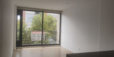 Apartamento de 74.60 m² en cuarto piso, con balcón, sala comedor, 2 habitaciones (principal con baño), baño social, cocina abierta, sala comedor, cuarto de lavandería, pisos en madera laminada, 2 parqueaderos en línea y depósito.
Excelente ubicación cerca a restaurantes, gimnasios, supermercados, avenidas principales como la auto norte, calle 116, avenida 19 y estación Transmilenio 116. Estrato 5. Administración $901.000 . No pierdas esta oportunidad de invertir. Contáctanos. 
