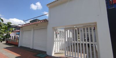 Casa comercial con local, área total de  300 Mts excelente iluminación natural, distribuida en dos niveles, primer nivel: local amplio , pisos laminados , oficina interior, baño, recepción, Dos salones amplios , cocineta, dos alcobas, dos baños, patio y zona de lavandería. Segundo nivel: tres alcobas con closet, salón y dos baños. Ubicado sobre la Avenida Carrera Cincuenta y Ocho, a pocas cuadras de la Calle Ciento Treinta y Ocho, Calle Ciento Veintinueve, Avenida Suba, Avenida Boyacá, Centro comercial Niza, zona residencial y comercial.