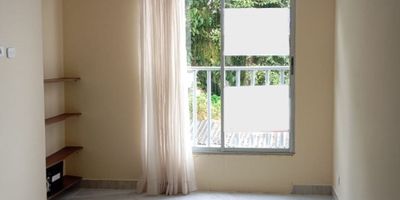 Apartaestudio de 2 ambientes, alcoba, cocina semiintegral, clóset, baño, área de ropas, parq. comunitario, ubicado en zona comercial y residencial. 
