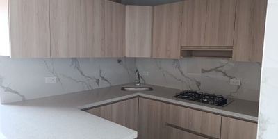 Apartamento en alquiler en La Ceja, Antioquia

Disfruta la tranquilidad y el encanto de vivir rodeado de naturaleza en este acogedor apartamento de 80 m², perfecto para parejas o familias pequeñas.

✨ Distribución y características:


 
 3 alcobas con closets
 
 
 2 baños (principal y auxiliar)
 
 
 Sala–comedor con excelente iluminación
 
 
 Cocina integral con barra estilo americano
 
 
 Zona de ropas
 
 
 Hall de alcobas
 
 
 Amplio balcón con agradables vistas
 
 
 Pisos en cerámica/mármol
 
 
 Agua, gas domiciliario y electricidad
 
 
 Extractor instalado
 


? Ubicación ideal:
Ubicado en zona residencial con acceso pavimentado, cerca de la zona urbana, parques, transporte público, restaurantes y tiendas de barrio. Un sector tranquilo y perfecto para vivir cómodamente.

 Un hogar moderno, funcional y listo para estrenar nuevas historias.
¡Contáctanos y agenda tu visita!
