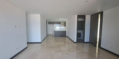 Hermoso apartamento ubicado cerca a la Milla de Oro, tiene una hermosa vista, acceso directo a todas las zonas comerciales, turisticas y de negocios del Poblado, moderno, exclusivo y con espacios bien distribuidos; cuenta con tres alcobas cada una con bano y bano social adicional, biblioteca independiente, dos parqueaderos independientes y cuarto util. Edificio del ano 2018 con amplios servicios incluyendo piscina, gimnasio y bano turco. Te invito para que agendes una cita y puedas visitar este inmueble.