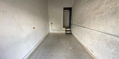 Se arrienda local tipde 16 m, ideal para negocios, exhibicion de productos o servicios. Ubicado en plena zona centrica de la ciudad, con alto flujo peatonal y comercial, a pocos pasos del Hospital Infantil Concejo de Medellin, Estacion Metro Hospital, I.E. Jose Maria Bravo Marquezm, zonas comerciales y parque.
