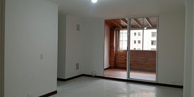 Apartamento exterior en arriendo ubicada en zona residencial, con fácil acceso y salida a vías principales, rutas de transporte público, cerca a supermercados, restaurantes y con conexión a gran variedad de servicios complementarios del sector. Cuenta con piso en mármol, sala comedor, 2 alcobas con vestier y baño en la principal,  baño social, cocina integral abierta tipo americano, zona de ropas, balcón y parqueadero independiente cubierto. Edificio con vigilancia y porteria 24 horas, citófono, circuito cerrado de TV y alarma. *Inmuebles sujetos a verificación de disponibilidad*
