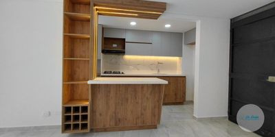Se arrienda acogedor apartamento de 50 m² en primer piso, ideal para quienes buscan comodidad y excelente ubicación. El inmueble cuenta con 2 habitaciones con clóset, 1 baño con cabina, sala-comedor, cocina semi integral con red de gas, zona de ropas, balcón, pisos en cerámica y agua caliente con calentador.Está ubicado diagonal al Colegio Bilingüe Uno, a solo 10 minutos de la plaza de mercado de Rionegro y sobre la vía al Carmen de Viboral, con conexión directa hacia Marinilla. La zona ofrece acceso pavimentado, cercanía a supermercados como D1, transporte público, colegios, parques y un entorno seguro.Es un sector residencial con fácil acceso a zonas comerciales, universitarias y campestres.Si te interesa este inmueble, no dudes en comunicarte con nosotros. ¡Te brindamos toda la información y agendamos tu visita!
