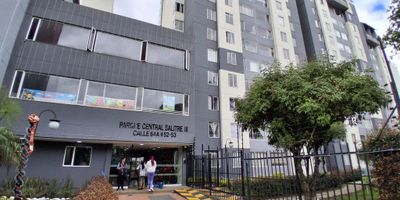 Se arrienda  apartamento de 3 habitaciones con closets, cocina integral, balcon, 2 baños y zona de lavado, en una zona residencial de la ciudad. Con piso de madera laminada. Disfruta de su balcón con vistas a zonas verdes. El edificio cuenta con salón de videoconferencias y vigilancia 24/7. Ubicado cerca de colegios, parques y transporte público. ¡Haz de este lugar tu nuevo hogar! Contáctanos al 3208554119 para más información.