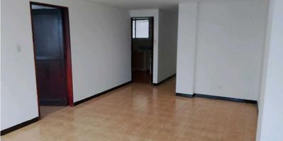 RAIZ CUADRADA INMOBILIARIA ALQUILA AMPLIO APARTAMENTO EN PINARESSe alquila amplio apartamento en una de las mejores zonas de Pereira, con excelente ubicación en pinares, ideal para aquellos que buscan comodidad, seguridad y una vida rodeada de las mejores comodidades.

Con un área total de 102.0 m², este apartamento cuenta con una distribución inteligente que aprovecha al máximo cada metro cuadrado, brindando espacios amplios y confortables. Cuenta con un área construida 102.0 m², lo que garantiza una experiencia de vida cómoda y espaciosa.

Este hermoso apartamento cuenta con 3 habitaciones y dos baños, lo que ofrece privacidad y comodidad para todos sus habitantes. Además, dispone de un baño auxiliar para las visitas, lo que proporciona mayor comodidad cuando se reciben invitados.

Una de las características que más destacan en este apartamento es su cocina integral, equipada con  electrodomésticos y una distribución que facilita la preparación de alimentos. Además, cuenta con un área de lavandería independiente que permite mantener el espacio de la cocina ordenado y organizado.

Adicionalmente, el apartamento cuenta con una habitación de servicio con su baño, ideal para una empleada doméstica o para ser utilizada como estudio u oficina. También dispone de un amplio hall que permite un acceso cómodo y fluido a todas las habitaciones.

En cuanto a las características externas, este apartamento ofrece un acceso seguro con tarjeta o dispositivos, brindando tranquilidad y protección a sus habitantes. La ubicación del edificio es privilegiada, a pocos pasos de reconocidos centros médicos y comerciales, lo que garantiza una gran variedad de servicios y entretenimiento al alcance de la mano.

Además, se encuentra rodeado de una amplia oferta gastronómica, con excelentes restaurantes que ofrecen una gran variedad de platos y sabores. En las cercanías también se pueden encontrar reconocidas instituciones educativas, desde colegios hasta uni