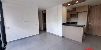 Apartamento en arriendo ubicado en San Antonio de Pereira, Rionegro. Con un área de 51 m, ofrece espacios cómodos y bien distribuidos dos habitaciones con clóset, la principal con baño privado, sala-comedor, zona de ropas, cocina amplia e iluminada, baño social y balcón. Se encuentra en una unidad cerrada con portería 24 horas, senderos ecológicos, parques infantiles y canchas de fútbol. Ubicado en un sector tranquilo y agradable, cercano a colegios, supermercados, malls comerciales y diversos sitios de interés. Además, cuenta con cómodas vías de acceso y rutas de transporte cercanas, lo que garantiza una excelente conectividad.