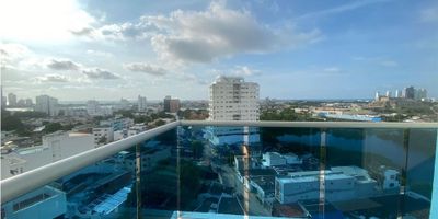 Este hermoso apartamento de 112 M2 se encuentra disponible para la venta en la encantadora ciudad de Cartagena de Indias, en el departamento de Bolívar. Ubicado en una de las zonas más privilegiadas y exclusivas de la ciudad, este inmueble te brinda todo lo necesario para vivir en comodidad y estilo.

Con una distribución estratégica, este apartamento cuenta con 3 amplias alcobas, cada una con su propio baño, lo que garantiza privacidad y comodidad para todos los miembros de la familia o de los invitados a tu hogar. Además, cuenta con 2 garajes, para que siempre tengas un lugar seguro donde dejar tu vehículo.

La propiedad cuenta con una lista de características internas que la hacen aún más atractiva. Entre ellas, se destacan el balcón, el baño auxiliar y el baño en la habitación principal, que te brindarán espacios de relajación y confort. También cuenta con un sistema de citófono o intercomunicador, para que puedas comunicarte fácilmente con la recepción o con tus vecinos.

En su interior, encontrarás clósets en todas las habitaciones, para que puedas organizar y almacenar tus pertenencias de manera eficiente. Además, cuenta con una moderna cocina integral, con gas domiciliario, para que puedas preparar tus comidas favoritas sin tener que preocuparte por llenar tanques de gas constantemente. Y, para los días calurosos, cuenta con aire acondicionado en todos los espacios comunes y habitaciones.

Ahora, pasemos a las características externas de esta magnífica propiedad. El edificio cuenta con un área social común, perfecta para reuniones y eventos con amigos y familiares. También cuenta con ascensor, para que puedas acceder fácilmente a tu apartamento sin tener que subir escaleras. Además, su ubicación cerca de centros comerciales, colegios y universidades, te brinda facilidad en el acceso a servicios y entretenimiento.

En el edificio, contarás con garaje y parqueadero para visitantes, para que tus invitados puedan estacionarse sin