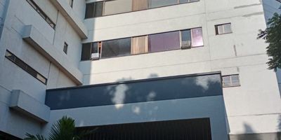 Si estás buscando un apartamento amplio y con una ubicación estratégica, este inmueble en sexto piso, en el barrio Los Cámbulos, es una excelente opción para vivir con comodidad. 
Al ingresar, te recibe una acogedora sala comedor con acceso directo a un balcón, perfecto para disfrutar de la brisa. La cocina integral, baño social, estar de TV y hall de alcobas que conecta con tres habitaciones, dos de ellas con closet, la principal con vestier, baño y balcón adicional. Como valor agregado, dispone de alcoba de servicio, así como una zona de oficios con lavadero de ropa y punto para lavadora. Además, tiene instalados blackouts. Tiene parqueadero cubierto para un vehiculo.
El edificio ofrece portería, vigilancia 24/7, zona infantil, salón social y zonas verdes.
Su ubicación es inmejorable: cerca de zonas comerciales, entidades de salud, restaurantes y con cómodas vías de acceso, además de transporte público. 
Un lugar pensado para vivir con tranquilidad. ¡Agenda tu visita y conócelo!