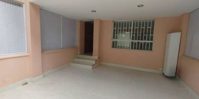 Casa en arriendo en sector de Belén. Cuenta con amplios y cómodos espacios, 3 habitaciones, 3 baños, cocina integral, zona de ropas, 2 salas amplias, calentador a gas, balcón, garaje, patio, con buena iluminación y ventilación natural, todo dentro de un ambiente familiar, tranquilo y seguro. Con cómodas vas de acceso y cercano a centro comercial Arkadia clínicas las Américas, av. 80, mall la gran vía, con fácil acceso a transporte público cercano. Este inmueble es ideal para ti, si deseas más información, contáctanos. 