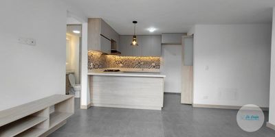 Se arrienda cómodo apartamento de 55 m² ubicado en un quinto piso, con excelentes espacios y una distribución funcional. El inmueble cuenta con 3 habitaciones, 2 de ellas con clóset, 2 baños con cabina, sala-comedor, cocina semi integral con red de gas, zona de ropas, balcón y pisos en cerámica.El conjunto residencial ofrece completas zonas comunes como ascensor, piscina, portería 24 horas, parqueadero para visitantes, zonas verdes y shut de basuras, brindando confort y seguridad.El apartamento se encuentra diagonal al Colegio Bilingüe Uno, sobre la vía al Carmen de Viboral, con conexión directa hacia Marinilla, y a solo 10 minutos de la plaza de mercado de Rionegro. Cerca encontrarás supermercados como Tiendas D1, transporte público, colegios, universidades, parques y zonas comerciales. Es un sector de fácil acceso, seguro y con una mezcla ideal entre ambiente residencial y área campestre.