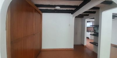 Casa de 2 niveles amplia e iluminada, cuenta con 3 alcobas, clóset, estudio, 2 baños, garaje, sala - comedor, cocina semiintegral, gas natural, patio, ubicado en zona comercial y residencial.
