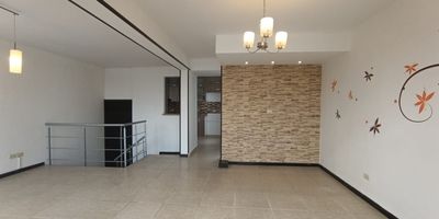 VENTA HERMOSO APARTAMENTO DUPLEX PISO 2  CONJUNTO GUALANDAY ZONA SUR DE CALI BARRIO VALLE DEL LILI CERCA AL EXITO DEL LILI CON PARQUEADERO EN SOTANO, DEPOSITO Y ACEESO POR ESCALERAS.
EN UN SECTOR PRIVILEGIADO Y CERCA AL EXITO DEL LILI, CENTRO  COMERCIAL JARDIN PLAZA Y CLINICA VALLE DEL LILI.
PRECIO $350.000.000 NEGOCIABLES

PRIMER PISO:
1 HABITACION PRINCIPAL CON CLOSET Y BAÑO PRIVADO CON DUCHA
2 HABITACIONES AUXILIARES CON CLOSET
1 BAÑO SOCIAL CON DUCHA
ESTUDIO

SEGUNDO PISO
COCINA REMODELADA
ZONA DE OFICIOS
AMPLIA SALA COMEDOR
BALCON

ADEMAS PARQUEADERO EN SOTANO CON 14 METROS Y DEPOSITO CON 4 METROS
HERMOSAS ZONAS COMUNES (PISCONA PARA NIÑOS Y ADULTOS, JUEGOS INFANTILES Y SALON SOCIAL)