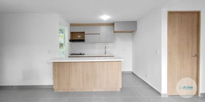 Se arrienda agradable apartamento de 55 m² ubicado en segundo piso, con espacios cómodos y una distribución funcional. Cuenta con 2 habitaciones con clóset, 2 baños con cabina, sala-comedor, cocina semi integral con red de gas, zona de ropas, balcón, pisos en cerámica y calentador.El conjunto residencial ofrece excelentes zonas comunes, incluyendo ascensor, portería, cámaras de seguridad, parqueadero para visitantes y amplias zonas verdes, brindando tranquilidad y comodidad para sus residentes.La ubicación es altamente estratégica: diagonal al Colegio Bilingüe Uno, sobre la vía al Carmen de Viboral —que además conecta directamente con Marinilla— y a solo 10 minutos de la plaza de mercado de Rionegro. En sus alrededores encontrarás Tiendas D1, supermercados, transporte público, colegios, universidades y zonas comerciales, todo dentro de un entorno seguro y de fácil acceso.Si está interesado en este arriendo, lo invitamos a comunicarse con nosotros. Con gusto le brindaremos toda la infor