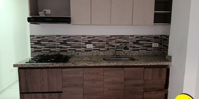 Se arrienda acogedor apartamento cerca al Sena de Pedregal, el cual cuenta con variedad de rutas de transporte público, supermercados, bombas de gasolina, tiendas entre las que destaca D1, colegios, restaurantes entre muchos más beneficios que solo este sector del municipio de Bello tiene para tí.El inmueble cuenta con sala-comedor, 2 alcobas con closet, 2 baños cabinados, cocina integral con estufa de 4 puestos y extractor de olores, piso en cerámica, ventanal, zona de ropas, este inmueble puede ser tuyo en arriendo, así que anímate y agenda tu cita ya!!