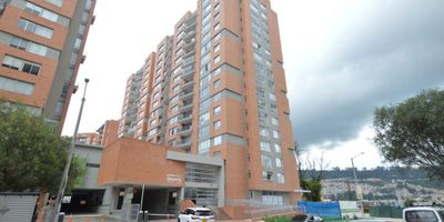 ¡Bienvenido a tu nuevo hogar en este acogedor apartamento en arriendo! Con 3 habitaciones para que cada miembro de la familia tenga su propio espacio, 2 baños, estudio independiente y 1 parqueadero para tu comodidad. Con 85 metros cuadrados mas el área del balcón, te brindan suficiente espacio para vivir y disfrutar. Aprovecha todas las comodidades que brinda el conjunto como zona infantil, gimnasio, zona de BBQ, además de parques cercanos, supermercados y gran cantidad de colegios en la zona, clínicas, transporte publico y centros comerciales que facilitan las compras, tramites bancarios y ofrecen gran variedad de restaurantes.