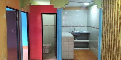 Se arrienda acogedor apartamento en casa familiar, el sector de Patio Bonito de 48mts cuenta con 2 habitaciones sin closet, 1 baño totalmente enchapado, sala comedor con vista exterior, cocina con gas natural, zona de lavanderia, pisos en ceramica. Servicios publicos compartidos, no cuenta con parqueadero. Excelente ubicacion cerca a vias principales y facil acceso a transporte publico.