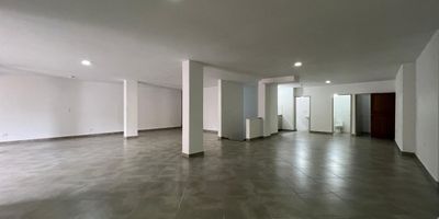 Este local ofrece amplios y funcionales espacios, perfectos para el desarrollo de espacios corporativos, consultorios, centros de servicios o coworking. Su ubicacion privilegiada y con facil acceso a rutas de transporte publico, garantiza comodidad y conectividad para clientes y colaboradores. La propiedad se encuentra en excelente estado de conservacion, lista para ser ocupada lo que la convierte en una opcion ideal para empresas en crecimiento o marcas que buscan expandirse y posicionarse en una zona de alta visibilidad y facil acceso. No dejes pasar esta oportunidad de establecer tu negocio en uno de los sectores con mayor proyeccion de la ciudad.