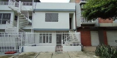 "Vendo hermosa casa de dos pisos independientes más terraza en Samanes de Guadalupe, excelente ubicación en el sur de Cali. La casa cuenta con:

- *Primer piso*: antejardín, sala comedor amplia, 4 alcobas, 2 baños, cocina y 2 patios.
- *Segundo piso*: 4 alcobas, sala comedor grande, cocina, 2 baños, patios con entradas de luz, amplia e iluminada.
- *Terraza*: grande, con apartamento independiente para rentar.

La casa tiene un área de 6x22 metros de fondo, está desocupada, con todos los servicios independientes y documentos al día. Precio: $495 millones, negociables
Que un excelente ubicación cerca de transporte público colegio droguería supermercados al sector de galerías la propiedad en excelente estado con muy buena proyección de generar rentabilidad ya que es una propiedad bastante grande los papeles están al día solo se vende en efectivo agenda tu cita y ven y conoce la casa de tus sueños