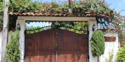 Hermosa finca de recreo en tierra caliente, a dos horas de Bogotá; ubicada en la Vereda San Antonio, zona rural de Viotá, Cundinamarca, (llegada muy fácil por la vía a La Mesa o por la vía a Mesitas), cerca a la vía a Mesitas y a diez minutos del casco urbano de Viotá. Sector muy seguro y tranquilo, conformado principalmente por fincas de recreo. Cuenta con una casa de habitación compuesta por dos habitaciones, baño y cocina. Casa de servicio con baño y tres cuartos para bodegaje. Dos piscinas (12x6 mts. y 3x3 mts.) y jacuzzi. BBQ, galpón y perrera. Árboles frutales de limón, naranja, mandarina, plátano y mango. Dos tanques subterráneos de reserva de agua de cincuenta mil litros cada uno. Camino empedrado, jardines y zonas verdes. Servicios de luz y agua. Terreno amplio y plano, propicio para siembra de frutales y otros productos o para construcción de casas grandes o varias cabañas de descanso para arrendar. PRECIO NEGOCIABLE. NO PERMUTAS.