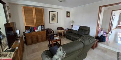 CÓDIGO: 9651FR054

? Exclusivo apartamento en Patio Bonito – El Poblado
Ubicado en una de las zonas más privilegiadas de Medellín, este magnífico apartamento de 218 m² construidos ofrece una experiencia residencial de alto nivel, combinando amplitud, confort y una vista despejada hacia el norte de la ciudad, libre del poniente.

La propiedad se encuentra en una torre que goza de excelente orientación, garantizando frescura y luminosidad natural durante el día. Su estado de conservación es impecable: calificación 10 de 10, con acabados de alta calidad que incluyen pisos en mármol y detalles decorativos que realzan cada espacio.

?️ Distribución interior:


 3 alcobas completas, cada una con baño privado
 Estudio independiente o posible cuarta alcoba
 Alcoba del servicio con baño
 Zona de ropas amplia y funcional
 2 salas generosas en espacio
 Comedor independiente
 Cocina integral con gas, diseñada para el disfrute culinario
 Clóset de linos y múltiples espacios de almacenamiento


? Parqueaderos y utilidad:


 1 parqueadero independiente
 1 parqueadero doble lineal
 Cuarto útil incluido


? Características de la unidad residencial:


 Kiosko social con servicios sanitarios
 Juegos infantiles y zona de mascotas
 Piscina para adultos y niños
 Portería 24 horas
 Vigilancia interna y rondero 24/7
 Agua caliente colectiva calentada por paneles solares


? Costos asociados:


 Administración mensual: $1.454.200
 Impuesto predial anual: $8.230.366


Este inmueble representa una oportunidad única para quienes buscan calidad de vida, seguridad y una ubicación estratégica en el corazón de El Poblado. Ideal para familias que valoran el confort y la elegancia 
