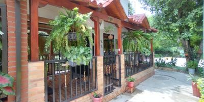 Descubre esta encantadora casa en venta en Girón, Santander. Con 3 habitaciones sencillas, baño completo y baño social, esta propiedad de 150m² ofrece comodidad y funcionalidad. Cocina integral, terraza y aire acondicionado son solo algunas de sus comodidades. Remodelada y con vigilancia 24x7, brinda seguridad y tranquilidad. Disfruta de las zonas verdes, BBQ y canchas múltiples del conjunto. Su ubicación residencial cercana a colegios y zonas comerciales la convierte en el hogar ideal para tu familia. ¡No pierdas la oportunidad de vivir en armonía con la naturaleza!