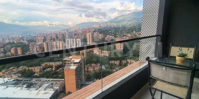 Se arrienda hermoso y moderno apartamento en el sector Las Brujas, Envigado, un lugar rodeado de tranquilidad, naturaleza y excelente valorización. Disponible amoblado o sin amoblar, este espacio se adapta a diferentes estilos de vida y necesidades.
Con 72 m², el apartamento ofrece una distribución práctica y acogedora: 2 habitaciones, 2 baños, cocina americana, sala comedor y una espectacular vista a la ciudad, perfecta para disfrutar de atardeceres y momentos de descanso.
Incluye parqueadero y cuarto útil, aportando comodidad y organización.
La unidad residencial es completa, cuenta con portería 24 horas y excelentes amenidades que garantizan bienestar, seguridad y un ambiente ideal para vivir con confort.
Una opción ideal para quienes buscan un hogar moderno, bien ubicado y con una vista que verdaderamente enamora. ¿