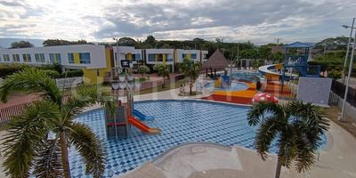 endo una amplia y hermosa casa en tierra caliente, ubicada en el Condominio Residencial Peñazul en Ricaurte Cundinamarca, con un área de 120.40m2 privada cubierta y 41.39m2 de área privada libre. La casa tiene dos niveles y se compone de sala comedor, un baño social en el primer piso, cocina integral con su respectiva zona de lavado, ventilación y luz natural. En el segundo piso cuenta con dos habitaciones, cada una con clóset, baño privado y baño social, además de un balcón con una espectacular vista al exterior y sala de estar. Dispone de zona BBQ, dos parqueaderos y patio interno, y el conjunto cuenta con piscina, kiosko para eventos, salón social, parque para niños y mascotas, canchas múltiples y variedad de zonas verdes, siendo ideal para días de descanso o para vivir permanentemente en un clima delicioso. Contáctanos para más información.