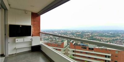 Arriendo apartamento en el exclusivo sector de Morelia, al oeste de Cali, una zona reconocida por su clima fresco, ambiente natural, excelente movilidad y hermosas vistas a la ciudad. Este acogedor apartamento en cuarto piso se destaca por su diseño moderno, finos acabados y un alto nivel de confort. Cuenta con un amplio balcón con vista panorámica, sala-comedor con excelente iluminación, sala de tv o estudio, baño social completo, cocina abierta equipada, zona de oficios con gas, dos habitaciones (la principal con baño y vestier) y baño de alcobas. Dispone además de dos parqueaderos en línea en sótano y depósito. El conjunto ofrece completas amenidades: piscina, jacuzzi, zona BBQ, salón social, zona coworking, salón de juego para bebés y portería 24 horas. Como valor agregado, el apartamento incluye dos aires acondicionados, chapa electrónica Yale, sistema de domótica. video beam con telón eléctrico, seis parlantes interiores y dos exteriores con sonido que se puede independizar, centro de TV exterior, cava de vinos empotrada, lavavajillas, triturador eléctrico, cámara de seguridad en sala, blackout eléctrico en habitaciones y translúcido en balcón, lo que eleva la experiencia de confort y entretenimiento. El valor del arriendo incluye la administración.
