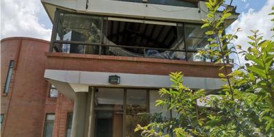 La casa en venta es la casa 15 A, cuenta con 4 Habitaciones, 4 baños, 2 guardillas, Cocina integral, balcones, área para estudio u oficina, zona de oficios y pisos cerámica en toda la casa que con un de Área de 3.000 mt² se encuentran distribuidos de la siguiente forma:

Área construida 262 mt²
Área Zona BBQ 77 mt²
Área Jacuzzi, turco y kiosco 248 mt²

Entre las características exclusivas del condominio encontramos las zonas verdes, los lagos naturales y las instalaciones deportivas que incluyen piscina, zona social, salón comunal, zonas verdes, juegos infantiles cancha múltiple y cancha de fútbol. ID-ERGUZ
 
