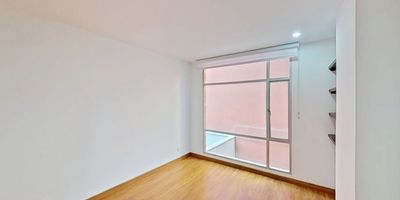 Apartamento de 65 metros en venta, en Bella Suiza. Tercer piso, acceso por ascensor, 2 habitaciones, 2 baños, sala comedor con chimenea y balcón, cocina integral abierta, zona de lavandería y un parqueadero cubierto. En conjunto cerrado con portería 24 horas, salon social, zona BBQ y parqueaderos de visitantes. Precio negociable