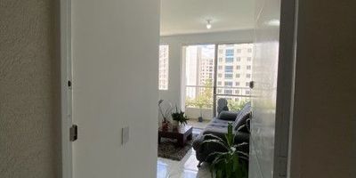 Apartamento en venta en el sur de Cali, ubicado en Valle del Lili. Cuenta con 50.70 m² de área construida y 45.02 m² de área privada, en un séptimo piso con ascensor. Distribuido en sala-comedor con balcón y vista interna, estudio o tercera habitación, cocina integral con zona de oficios, baño social, dos alcobas siendo la principal con baño privado. Parqueadero comunitario. El conjunto residencial ofrece piscina para adultos y niños, juegos infantiles, zonas verdes, salón social, seguridad privada 24/7 y parqueadero para visitantes. Administración: $200.000. Excelente ubicación cerca de clínicas, centros comerciales, supermercados, colegios y vías principales.