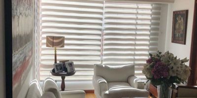 VENDO LINDO APARTAMENTO EN EL RINCÓN DEL CHICÓ - CARRERA 13  CON 102 - DUPLEX, SÉPTIMO PISO. 
PRIMER NIVEL: SALA COMEDOR, DOS ALCOBAS, BAÑO SOCIAL, COCINA Y BAÑO PARA LA EMPLEADA.
SEGUNDO NIVEL: ALCOBA PRINCIPAL CON CLOSET Y BAÑO PRIVADO, BALCÓN CON MESA Y TRES SILLAS PARA TOMAR EL SOL, ESTUDIO CON BIBLIOTECA DE MADERA EMPOTRADA, SEGUNDA HABITACIÓN. DOS GARAJES EN LÍNEA Y DEPÓSITO
EDIFICIO DE 8 PISOS CON 12 APARTAMENTOS

EDIFICIO MUY BIEN UBICADO CERCA A UNICENTRO, CENTRO COMERCIAL SANTA ANA,  HACIENDA SANTA BARBARA. MUY BUEN SERVICIO DE TRANSPORTE. JEANNETTE/MILU