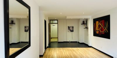 VENDO LINDO APARTAMENTO EN EL BARRIO RINCÓN DEL CHICO  - CALLE 102 CON 12 - ÁREA CONSTRUIDA DE 87.27 MTS2. SALA COMEDOR CON CHIMENEA Y BALCON FRANCÉS, ESTUDIO, COCINA INTEGRAL, ZONA DE LAVANDERÍA INDEPENDIENTE, DOS ALCOBAS - LA PRINCIPAL CON BAÑO PRIVADO Y VESTIER,  DOS BAÑOS. DOS GARAJES EN LÍNEA Y DEPÓSITO. JEANNETTE/PATY