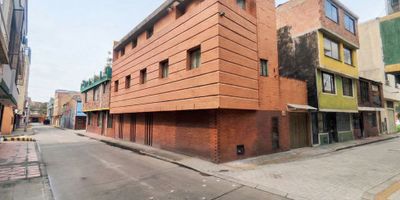 ¡Oportunidad Única! Casa 3 Pisos (9 H, 5 B), Parqueadero y 217m² Construidos. Estrato 2, Doble Calentador a Gas. ¡Venta/Arriendo Digital!

Villa Amalia: Espacio Ilimitado, Confort Total y Potencial de Renta.

Esta es la propiedad que combina tamaño y rentabilidad. Con una impresionante área de $217.71m² de construcción, esta casa de 3 pisos está optimizada para familias numerosas y proyectos de inversión en un sector de Estrato 2 (servicios muy económicos).

ESPACIOS Y COMODIDADES EXCEPCIONALES:


 
  
   
   Dependencia
   
   
   Cantidad
   
   
   Confort y Utilidad
   
  
  
   
   Habitaciones
   
   
   9 (Total)
   
   
   Máxima capacidad para la familia o para generar ingresos por renta.
   
  
  
   
   Baños
   
   
   5 (Total)
   
   
   Múltiples unidades en Piso 1, 2 y 3.
   
  
  
   
   Parqueadero
   
   
   1
   
   
   En Piso 1 (con opción de Local Comercial y ampliación en P2 y P3).
   
  
  
   
   Zonas Sociales
   
   
   3
   
   
   Salas, Estudio y Comedor independiente.
   
  
  
   
   Valor Agregado
   
   
   Terraza
   
   
   Privada en el Piso 3, ideal para reuniones.
   
  
 


VALORES AGREGADOS CLAVE:


 
 Confort Garantizado: Cuenta con 2 Calentadores de Agua a Gas Natural instalados en los Pisos 1 y 3, un lujo esencial para el día a día.
 
 
 Rentabilidad Extrema: Potencial para independizar hasta 3 Apartamentos separados o establecer un Local Comercial en el primer piso.
 
 
 Capacidad de Crecimiento: Permite la ampliación estructural sobre el parqueadero, maximizando los metros cuadrados rentables.
 
 
 Documentación Impecable: ¡Libre de Gravámenes y Lista para Escriturar! Su inversión es segura y rápida.
 


UBICACIÓN Y CONECTIVIDAD INSUPERABLE:

Acceso privilegiado a las Av. Calle 72, Av. Calle 80, Av. Ciudad de Cali y Av. José Celestino Mutis. Conectividad garantizada por SITP y alimentador Transmilenio. Cercano al Centro Comercial Diver Plaza.

PROCESO DE ARRENDAMIENTO: ¡100% Digital, Ágil y T