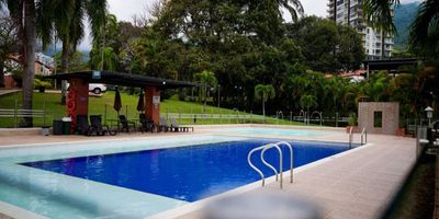 VENDO LINDA CASA EN CONJUNTO CERRADO PALMA DEL VERGEL. - IBAGUÉ - ESQUINERA.  MUY BUENOS ACABADOS, TRES NIVELES.  - PERFECTO ESTADO -  TRESCIENTOS METROS CUADRADOS APROX MÁS JARDÍN PRIVADO.  SALÓN COMEDOR, COCINA ABIERTA, ZONA DE LAVANDERÍA, CUATRO ALCOBAS - CADA UNA CON BAÑO - ALCOBA PRINCIPAL CON JACUZZI, BAÑO DE SERVICIO, TRES GARAJES.

CONJUNTO UBICADO EN UNA DE LAS MEJORES ZONAS.  ESPACIOS  VERDES, PISCINA, SALÓN DE EVENTOS, CANCHAS DEPORTIVAS, GIMNASIO Y PARQUE PARA NIÑOS. CAMINANDO SE PUEDE LLEGAR  A COLEGIOS, CENTROS COMERCIALES, IGLESIA, SENDERO ECOLÓGICO. JEANNETTE/MATHA J