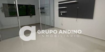 Se arrienda apartamento en Lagos Club House. Área de 88 m², 2 habitaciones, 2 baños, cocina abierta, closets amplios y patio. Canon $2.300.000 y administración $400.000. El conjunto cuenta con sala de cine, capilla, cancha de squash, gimnasio, sauna, turco y piscinas para adultos y niños. Ideal para quienes buscan confort y un estilo de vida completo. Información y contacto: 3026225944.