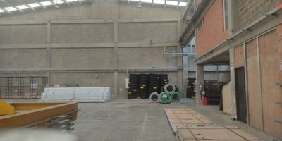 Magnífica bodega en venta en el km 25 Cota en parque  industrial de excelentes condiciones urbanísticas . Área total de 1.638 M2 , el primer piso de bodega de 1327M2 y área de oficinas y servicios en segundo y tercer piso de 234M2 
Puente grúa con capacidad para 10 Ton , parqueaderos disponibles al frente . Excelente iluminación natural y especificaciones arquitectónicas . Dos  ingresos de carga , energía trifásica , vigilancia 24x7 , r, puerta peatonal , plazoleta de comidas , sucursales bancarias . Cancha múltiple