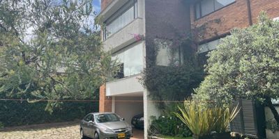 Venta de moderna casa con excelente remodelacion  en el barrio El Refugio,, u uno de los mejores barrios preservados en urbanismo y medio ambiente  de Bogotá que ofrece una experiencia de vida única, combinando la comodidad de la ciudad con espacios al aire libre con sus jardines que la rodean . Ubicada uno de los espacios mas bellos, privados y seguros , desde el momento en que ingresas, los amplios espacios interiores con excelente diseño para ofrecer comodidad y funcionalidad, mientras que el diseño arquitectónico cautiva con su elegancia atemporal, terrazas y jardines con vista a los cerros orientales . Disfruta del agradable jardín que la rodea  , ofreciendo un espacio perfecto para la contemplación y el entretenimiento al aire libre. Cuenta con 4 Habitaciones, 4 baños, estudio . La esencia de la casa  única en su clase, la comodidad y la elegancia se fusionan en perfecta armonía. Alta valorización ¡Ven y descubre tu nuevo hogar .